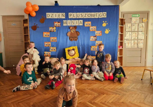 Dzieci z grupy Poszukiwacze pozują do zdjęcia