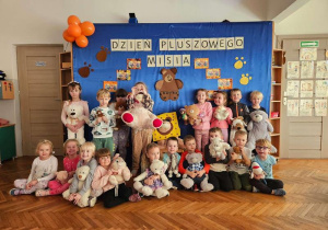 Dzieci z grupy Myśliciele pozują do zdjęcia