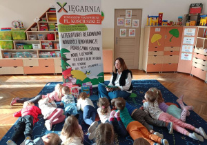 Pani dyrektor czyta dzieciom książkę
