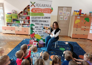 Dzieci oglądają ilustracje w książce