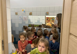 Dzieci uczą się jak prawidłowo myć ręce