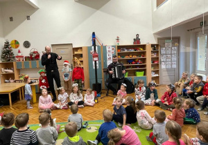 Dzieci występujące na koncercie