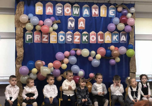 Dzieci przed rozpoczęciem występu