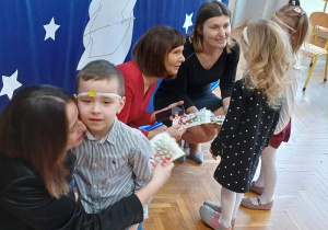 Dzieci wręczają prezenty Panią Dyrektor