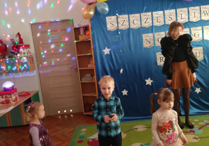 Dzieci w trakcie zabawy sylwestrowej