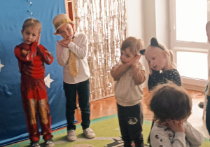 Dzieci w trakcie wspaniałej zabawy przedszkolu
