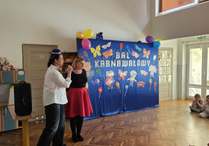 Pani wicedyrektor razem z koordynatorem konkursu wita dzieci