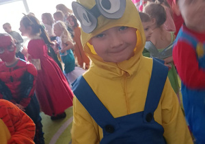 Dzieci w trakcie zabawy karnawałowej