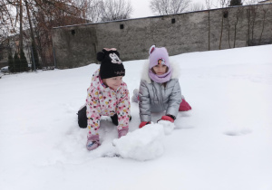 Dziewczynki lepią kule śniegową