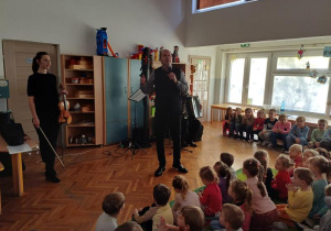 Pan Maciej opowiada dzieciom o temacie spotkania
