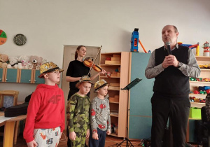 Chłopcy proszą dziewczyny do tańca