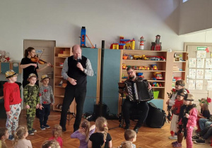 Dzieci występują na scenie