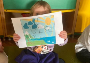 Dziewczynka z puzzlami