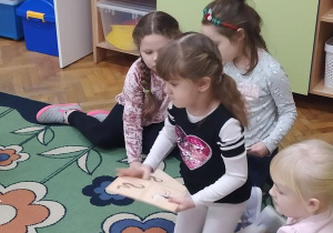 Dziewczynka z układanką