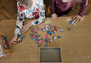 Dzieci podczas układania puzzli