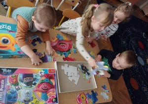 Dzieci podczas układania puzzli
