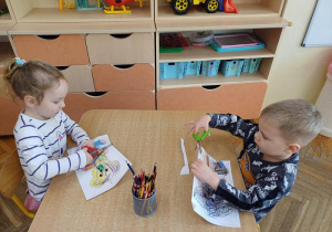 Dzieci wycinają puzzle