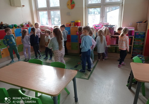 Dzieci w trakcie wizyty w Tęczowej Akademii