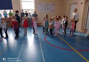 Przedszkolaki na sali gimnastycznej w SP12