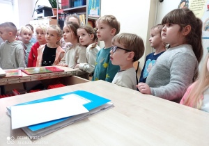 Przedszkolaki z uwagą słuchają pani bibliotekarki