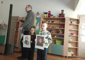 Dziewczynka i chłopiec ze zdjęciami Fryderyka