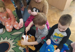Chłopiec uczy się myć poprawnie zęby