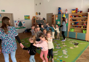 Dzieci tańczą do piosenki o myciu ząbków