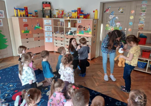 Przedszkolaki myją zęby pluszakom