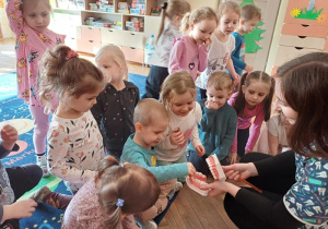 Chłopiec uczy się prawidłowo myć zęby