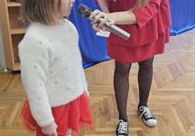 Dziewczynka mówi przez mikrofon