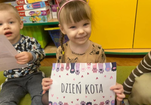 Dziewczynka świętuje Dzień Kota