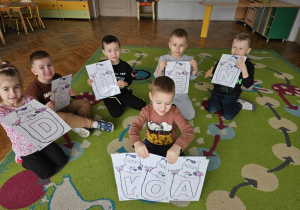 Tropiciele układają napis "Dzień kota"