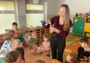 Nauczycielka przygotowuje doświadczenie