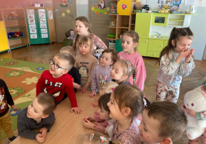 Dzieci obserwują przebieg eksperymentu