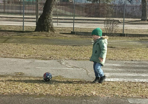 Chłopiec kopie piłkę