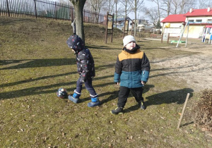 Chłopcy grają w piłkę