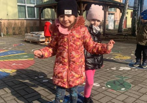 Dziecko skacze