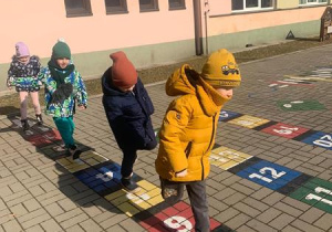 Dziecko skacze