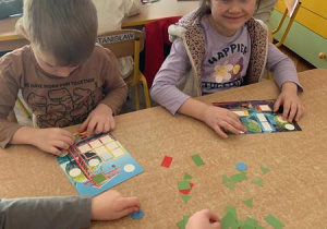 Dzieci układają obrazki z figur geometrycznych