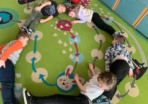 Dzieci układają figury geometryczne