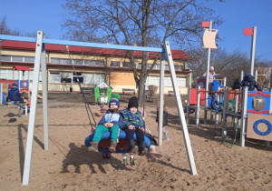 Dzieci na placu zabaw