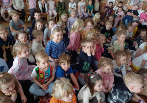Dzieci oglądają przedstawienie