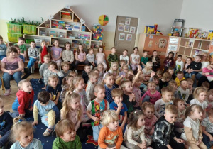 Dzieci oglądają występ