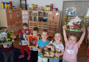 Dzieci z obrazkami psów