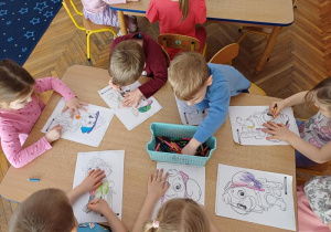 Dzieci kolorują obrazki