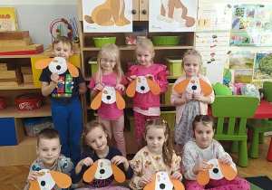 Myśliciele z pracami plastycznymi