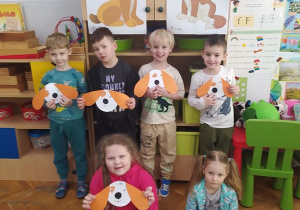 Myśliciele z pracami plastycznymi