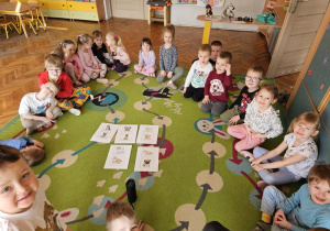 Dzieci podczas rozmów i zabaw z okazji świętowania Dnia Psa