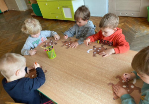 Poszukiwacze podczas pracy plastycznej