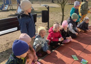 Dzieci czekają na cebulki